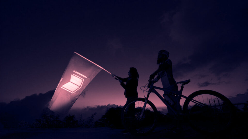 Global Goals Radfahrer Shachi Somani und Gurman Reen mit Flagge von Ziel 4