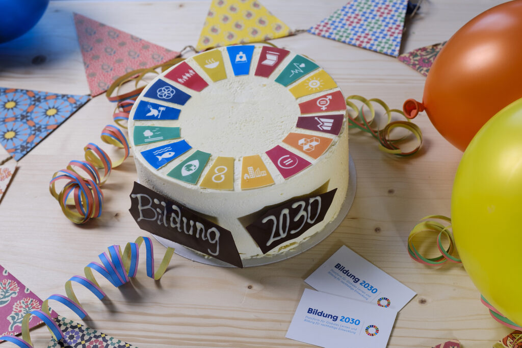 SDG-Torte mit dekoriertem Geburtstagstisch